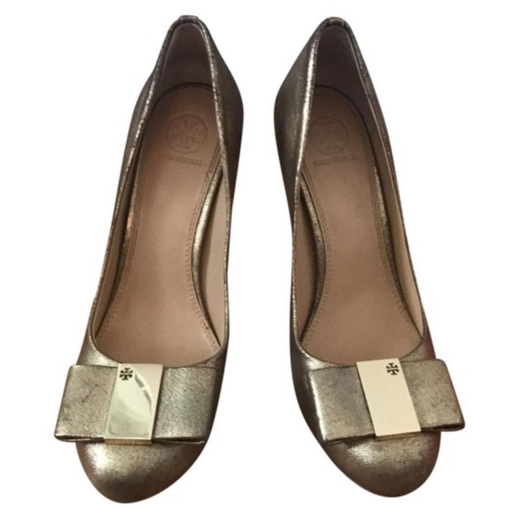 Tory Burch Platinum gold chase pump